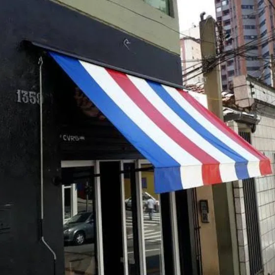 Toldo Cortina com Braços Laterais em Alto de Pinheiros, Paulínia SP — Instalação em área gourmet com churrasqueira