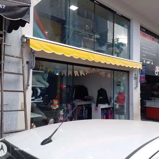 Toldo Cortina com Braços Laterais em Alto de Pinheiros, Paulínia SP — Cobertura em pátio de comércio com mesas externas