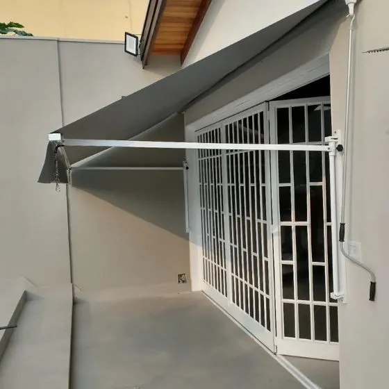 Toldo Cortina com Braços Laterais em Alto de Pinheiros, Paulínia SP — Cobertura com estrutura metálica reforçada