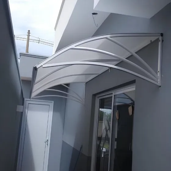 Toldo Policarbonato Alveolar em Paulínia SP — Cobertura em pátio de comércio com mesas externas