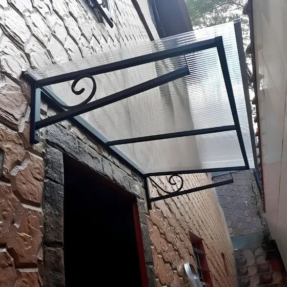 Toldo Policarbonato Alveolar em Paulínia SP — Cobertura em passagem coberta entre ambientes