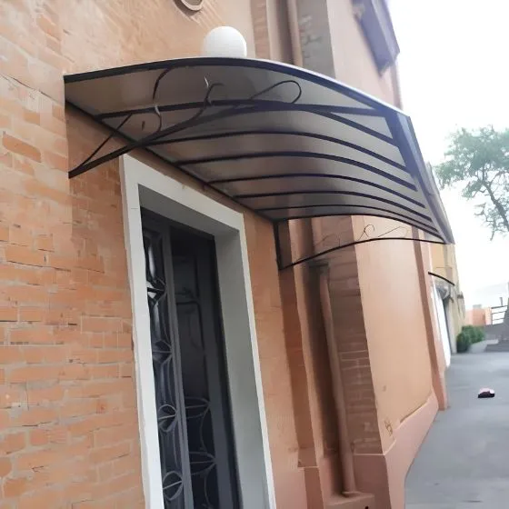 Toldo Policarbonato Alveolar em Paulínia SP — Instalação em fachada comercial